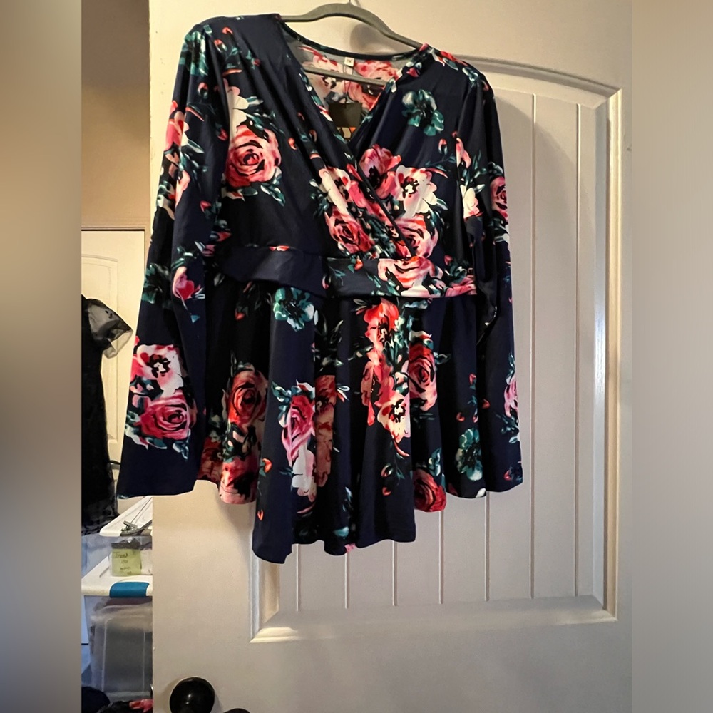 NWT: size 1x P2P 19.5  ..1x soft and stretchy top Navy floral ZYFMaily brand